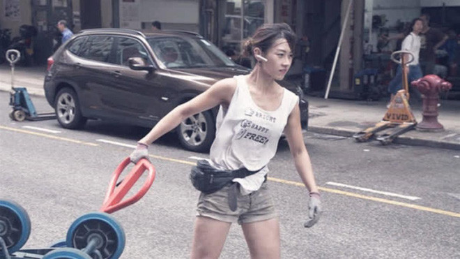 Nghề cửu vạn hay còn gọi là bốc vác thưởng chỉ dành cho những người đàn ông khỏe mạnh, ít ai nghĩ rằng phụ nữ chân yếu tay mềm có thể kiếm sống bằng công việc nặng nhọc này. Tuy nhiên những hình ảnh mới đây của cô gái có tên Chu Thiên Bội đã làm thay đổi mọi thứ.