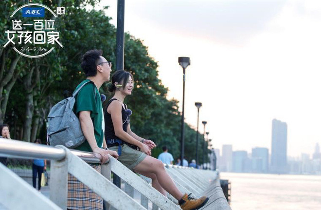 Sau khi những hình ảnh bốc vác của Thiên Bội được chia sẻ, dân mạng đã gọi cô là "nữ cửu vạn xinh đẹp nhất Hồng Kông". Với 10 năm kinh nghiệm trong nghề, cô có thể vác được những kiện hàng nặng gần 100kg.