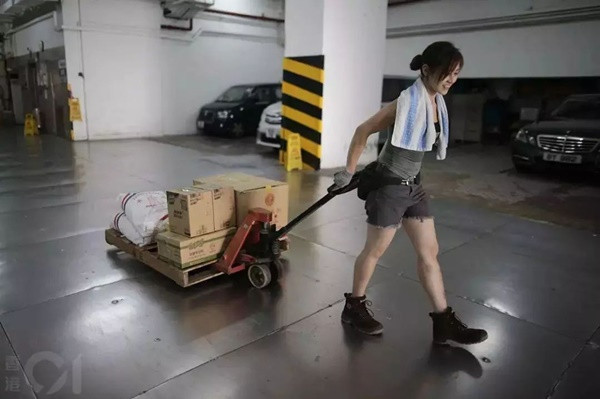 Trước khi dừng chân với nghề cửu vạn, cô gái người Hồng Kông này đã làm rất nhiều công việc khác nhau như văn thư, nhân viên phục vụ ở nhà hàng, nhân viên cứu hộ bể bơi, lễ tân khách sạn.