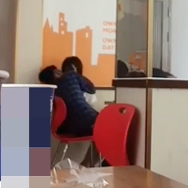 Theo ý kiến của nhiều dân mạng, các cặp đôi trẻ có thể thiếu chỗ riêng tư để bày tỏ tình cảm nên phải "yêu lộ thiên" hoặc họ quá háo hức với chuyện khám phá nhau nên không "nhịn" được đến lúc tìm ra địa điểm phù hợp.