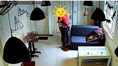 Trong quá trình yêu cặp đôi nào cũng muốn thể hiện tình cảm của mình cho những người xung quanh biết và nhận ra. Tuy nhiên việc thể hiện tình cảm quá mức tại những nơi công cộng lại là điều không nên.