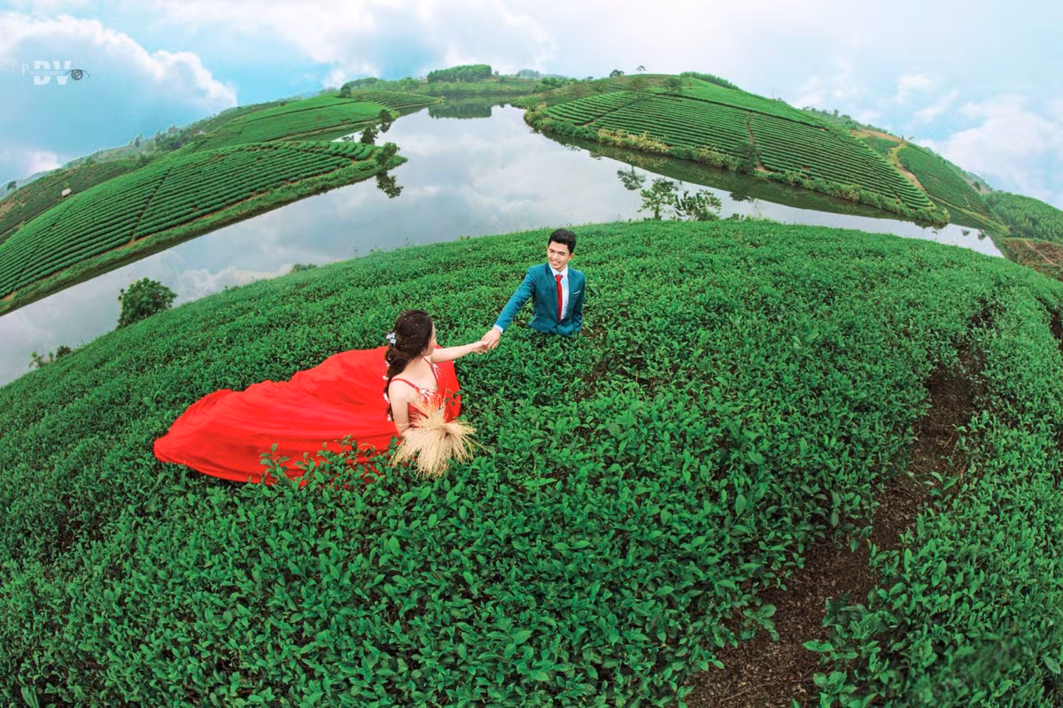 Chính bởi không gian thanh bình đến vậy, thời gian qua trên nhiều diễn đàn phượt các bạn trẻ đã chọn đồi chè Cầu Cau là điểm đến. Họ tìm tới đây như một cách để hòa mình vào khung cảnh thanh bình cũng như lánh xa sự ồn ào náo nhiệt nơi thành thị. Ảnh: Suliii.