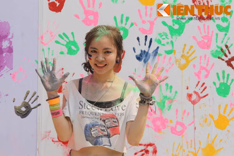 Bạn gái xinh đẹp bên background của lễ hội nhảy Zumba lớn nhất năm.