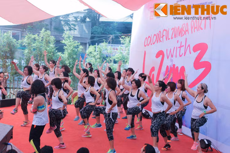 Từng đội đã lên sân khấu để thi và tranh chức vô địch Zumba 2015.