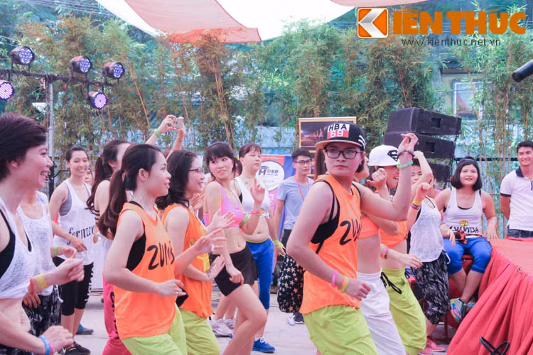Không chỉ có các VĐV tập trên sân khấu mà ngay cả phía dưới, rất nhiều bạn trẻ đã nhảy theo tạo nên một không khí vô cùng sôi động.