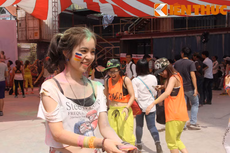 Dù lem nhem với bột màu nhưng các bạn nữ vẫn xinh đẹp, tươi trẻ.