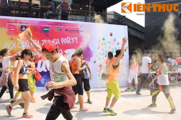 Sau khi kết thúc phần thi, các bạn trẻ Hà thành bắt đầu với phần hai của lễ hội đó là những trận 'đại chiến" với bột màu.