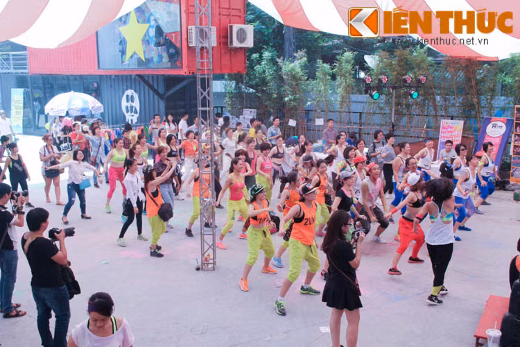 Hôm qua (18/10), giới trẻ Hà Thành đã đến với quảng trường sáng tạo tại Creative City (Hà Nội) để tham gia vào lễ hội nhảy lớn nhất năm dành cho những người say mê với điệu nhảy Zumba.