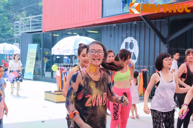 Các bạn trẻ lem nhem với bột màu đủ màu sắc.