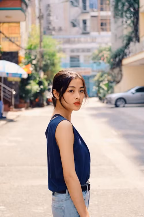 Cao 1m60, nặng 44kg cùng số đo 3 vòng khá chuẩn là 83-60-85, Lan Thy đang là mẫu ảnh đắt show cho khá nhiều shop thời trang mới nổi tại Sài Gòn.