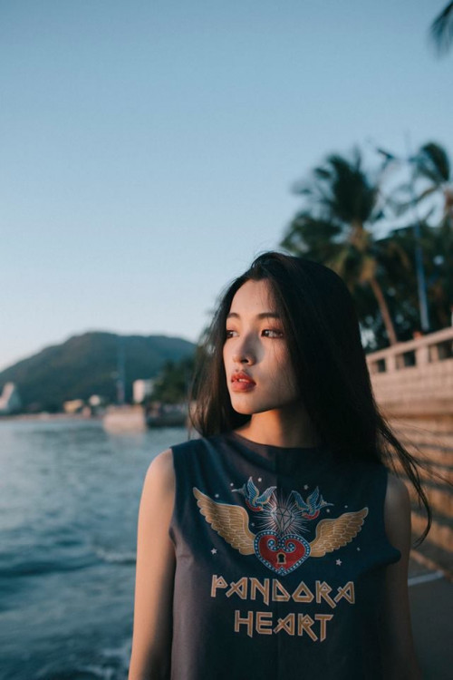 Nét đẹp của Lan Thy đúng chuẩn Á Đông, thần thái sang chảnh của cô bạn khiến nhiều người phải ngưỡng mộ.