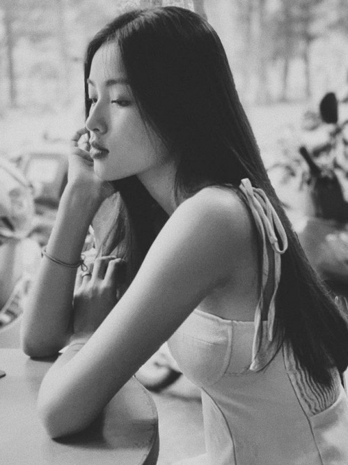 Bộ ảnh khiến CĐM ấn tượng với Lan Thy đó là nhan sắc xinh đẹp cùng thần thái ngút ngàn giữa rừng cao su lá vàng ở Bình Dương.