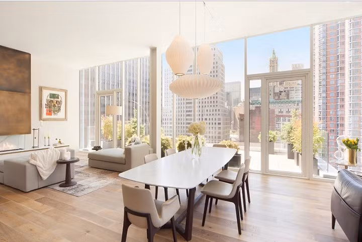 Phòng khách lớn với nội thất tinh tế.