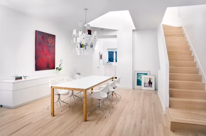 Không gian ăn uống sử dụng rất nhiều màu trắng kết hợp với sàn gỗ tạo sự tương phản hoàn hảo. Ngoài ra, các tác phẩm nghệ thuật trong căn phòng cũng rất đẹp.