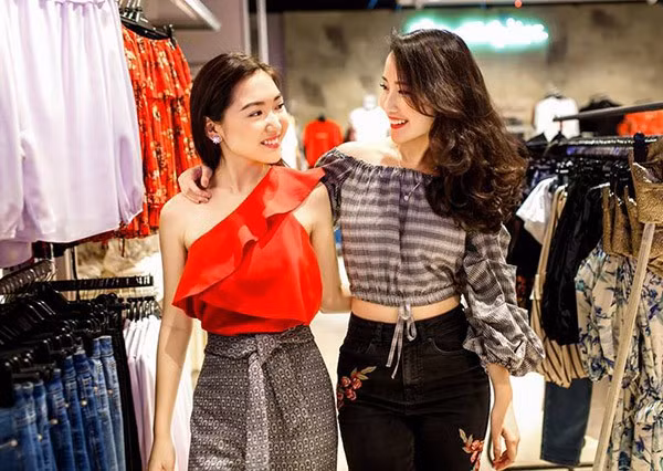 Vốn dĩ là 2 blogger beauty, hai cô gái thường xuyên có cơ hội gặp mặt, sánh đôi trong các sự kiện làm đẹp. Hai chị em thường chọn đồ tone sur tone khi cùng nhau xuất hiện.