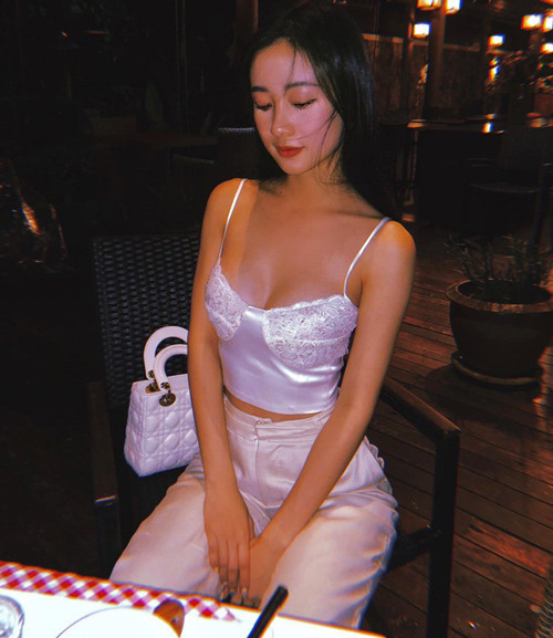 Sau khi công khai nâng ngực, Jun Vũ tích cực chia sẻ ảnh mặc hở, tạo dáng gợi cảm với áo tắm.