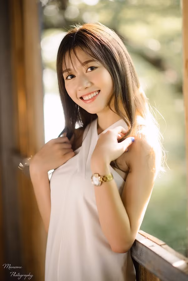 Sở hữu gương mặt thanh tú, nụ cười trong sáng, dịu dàng, nữ sinh còn nhận được nhiều lời mời làm người mẫu ảnh. Tuy nhiên, 9X cho biết cô không thường xuyên tham gia làm mẫu vì ưu tiên việc học.