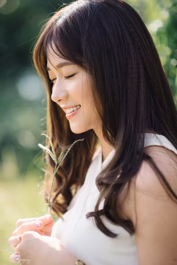 Sở hữu nét đẹp tự nhiên nên hầu như cô nàng ít khi phải dùng tới đồ make-up, Bảo Thoa chiếm trọn tình cảm của người ngắm ngay từ lần chạm mắt đầu tiên.