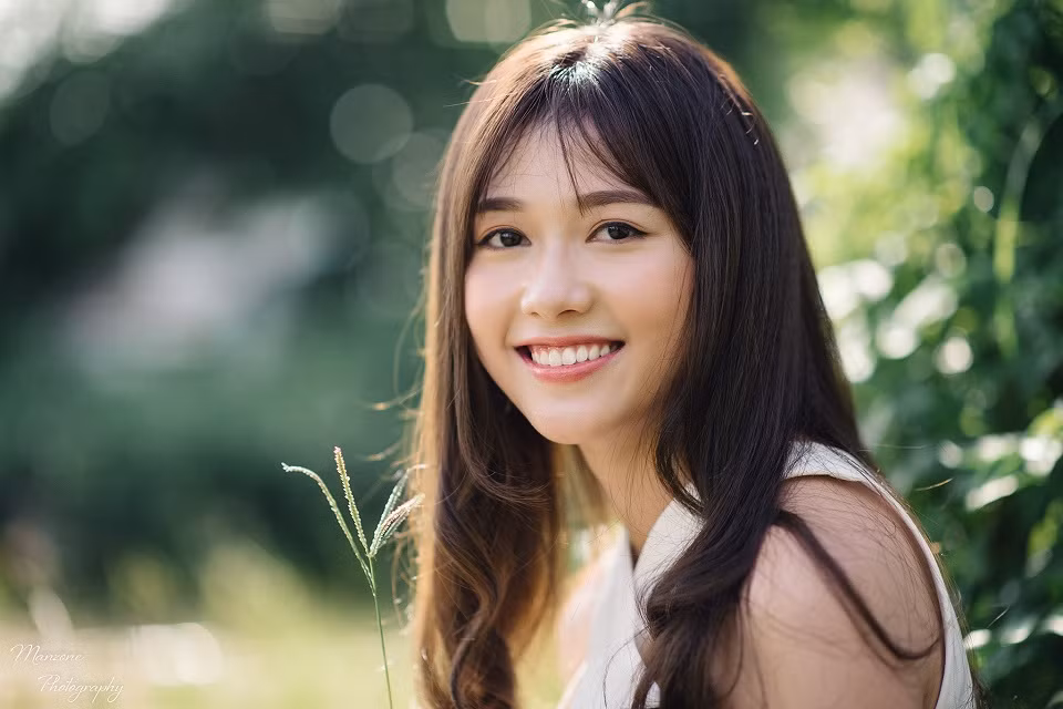 Ngắm nhìn xong bộ ảnh mới của cô sinh viên trường Xây dựng, nhiều người phải nhận xét rằng, dù chụp ảnh ở bất kỳ góc nào, Bảo Thoa cũng đều rất xinh xắn.