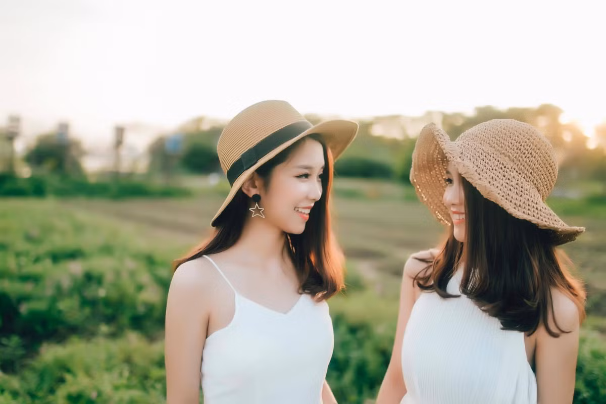 Cặp chị em này được chú ý nhờ vẻ ngoài cực dễ thương, sau khi tốt nghiệp khoa hóa thực phẩm ĐH Vinh, cặp chị em Mai Anh - Quỳnh Anh đã quyết định lên đường, sang ĐH Kinh tế thống kê và tin học, tại Moskva (Nga) để du học.