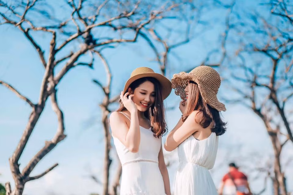 Chia sẻ về quyết định du học tại Nga, chị em Quỳnh Anh - Mai Anh nói rằng do có người ở bên đó. Sau khi được mọi người gợi ý cặp đôi chị em này đã quyết định chọn xứ sở Bạch Dương làm điểm đến để học tập.