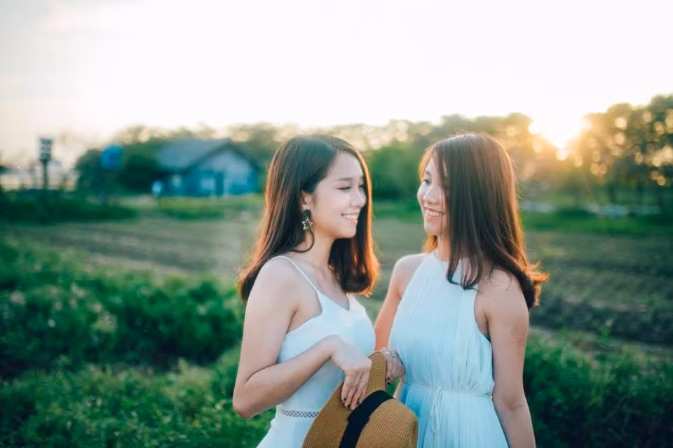 Hiện tại, ngoài việc học, Quỳnh Anh và Mai Anh còn kinh doanh giày thể thao, quần áo theo dạng bán hàng online.