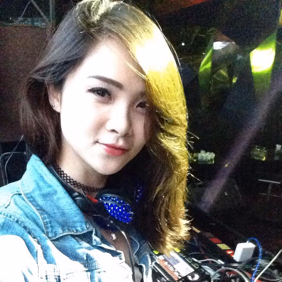 Khi các khán giả đã bắt đầu quen với Trà My trong vai trò MC thể thao thì cô nàng này lại bất ngờ chuyển sang một lĩnh vực hoàn toàn mới khiến mọi người không khỏi ngỡ ngàng đó là một DJ.