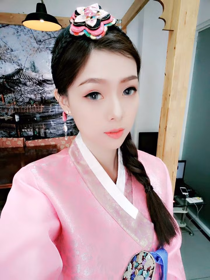 Không chỉ ở fanpage của mình mà chính ở trang cá nhân của Rinnie Quỳnh Anh, cô này này thu hút được rất nhiều người chú ý không chỉ bằng những dòng trạng thái chia sẻ clip hay mà còn bởi những bức ảnh thời trang cô thực hiện cho các shop online. 