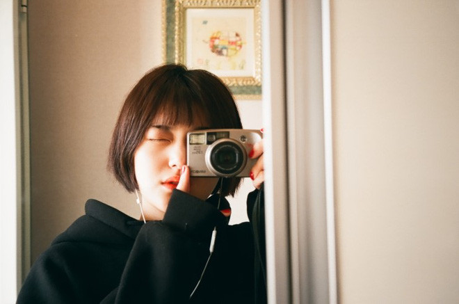 Min Seo được nhận xét sở hữu nét đẹp lạ, phi giới tính, nữ tính nhưng không kém phần cá tính. Nhất là khi để tóc ngắn, cô nàng vẫn có thể khiến không ít fan nữ rung rinh. Và tất nhiên, sắc thái nhan sắc nào cũng mang thần thái và sức hút riêng biệt