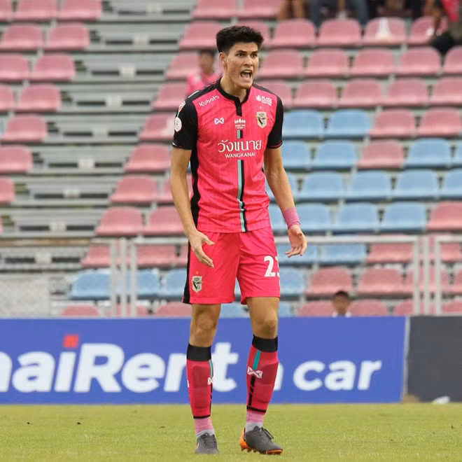 Trung vệ Thái Lan được chú ý trước khi đối đầu với đội tuyển U23 Việt Nam là Marco Ballini. Cầu thủ này có cha là người Italy, mẹ là người Thái Lan.