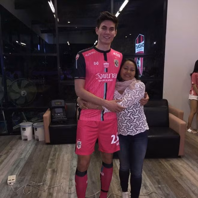 Năm ngoái, Marco có tên trong đội hình Olympic Thái Lan tham dự ASIAD nhưng không được thi đấu phút nào. Tới giải AFF Cup cùng năm, anh cũng được gọi vào đội tuyển Thái Lan nhưng không thể bám trụ lại trong danh sách cuối cùng dự giải.