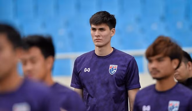 Ngày 26/3 tới, U23 Việt Nam sẽ đối đầu với U23 Thái Lan tại lượt trận cuối cùng VL U23 châu Á. Ngay trước khi trận đấu gay cấn này diễn ra, trên MXH các dân mạng đã rất chú ý tới trung vệ của Thái Lan sở hữu gương mặt điển trai và chiều cao khá khủng.