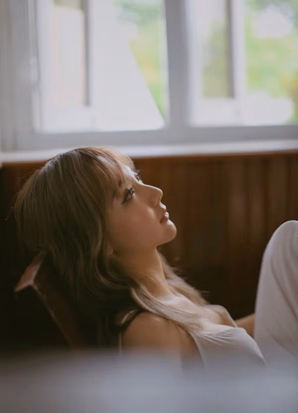 Nhiều người nhận xét Kiều Trang sở hữu vẻ ngoài xinh đẹp không kém các hot girl hiện nay và có nhiều nét tương đồng với các ngôi sao trong làng giải trí Hàn Quốc.