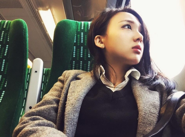 Sau khi tìm hiểu, nhiều người biết cô gái này có tên là Kiều Trang - nữ thạc sĩ ngành Quản trị khách sạn từng du học ở Anh. Cô bạn này từng khá nổi tiếng trong cộng đồng du học Việt tại nước ngoài.