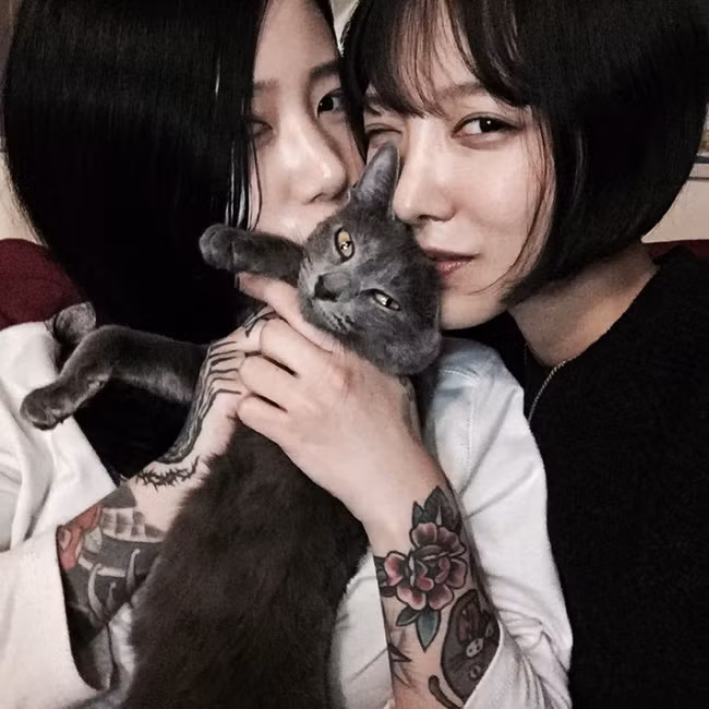 Chính vẻ đẹp đến từ hình thể lẫn câu chuyện tình cảm đã khiến nhiều người chú ý tới Lee Hana và Kim Kyung Eun. Facebook của họ có tới hơn 360.000 lượt follow, mỗi bức hình được post lên luôn nhận về rất nhiều lời khen và chúc phúc.