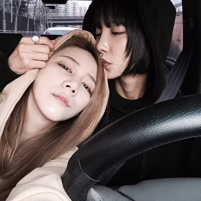 Cũng theo nhiều dân mạng bình luận, câu chuyện tình cũng như những hình ảnh ngọt ngào của Lee Hana và Kim Kyung Eun dường như là động lực giúp các cặp đôi đồng tính khác mạnh mẽ bảo vệ tình yêu của mình.