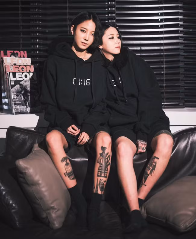 Trên trang cá nhân, Lee Hana và Kim Kyung Eun thường xuyên đăng tải những hình ảnh hạnh phúc của mình. Qua những bức hình đó, người xem không chỉ được theo dõi cuộc sống bình dị mà vui vẻ của hai người mà quan trọng hơn nữa, các bạn có thể cảm nhận được tình yêu mà hai người dành cho nhau qua từng khoảnh khắc