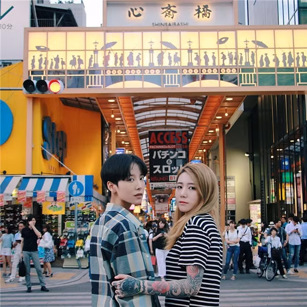 Tình yêu đồng giới chưa bao giờ dễ dàng với các cặp đôi bởi ánh mắt thiếu thiện cảm của mọi người xung quanh, kèm theo đó là những lời đàm tiếu cực đau lòng. Mới đây, câu chuyện tình của cặp đôi xăm trổ đồng tính được dân mạng truyền tay nhau là một minh chứng rõ ràng về việc vượt qua khó khăn để bảo vệ tình yêu đồng giới.