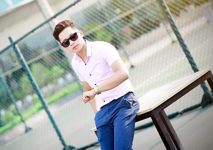 Nói về con đường tới với nhiếp ảnh, Ngọt Ngào kể lại: 'Tôi tốt nghiệp chuyên ngành Công nghệ Kỹ thuật điện - điện tử tại trường CĐ Cộng đồng Hà Nội nhưng rất đam mê về nhiếp ảnh, thế là tôi quyết định dấn thân vào con đường nghệ thuật này. May mắn luôn mỉm cười với tôi khi nhận được sự ủng hộ của bạn bè và những người xung quanh'.