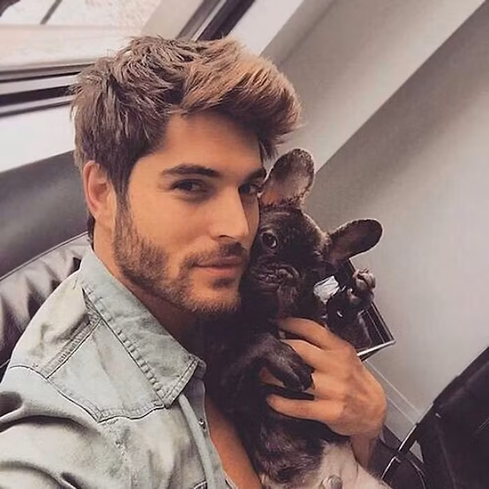 Tài khoản Instagram có tên “Hot dudes with Dogs” (tạm dịch là những chàng công tử nóng bỏng bên thú cưng) là nơi tổng hợp các bức ảnh về trào lưu này nhanh chóng gây chú ý.