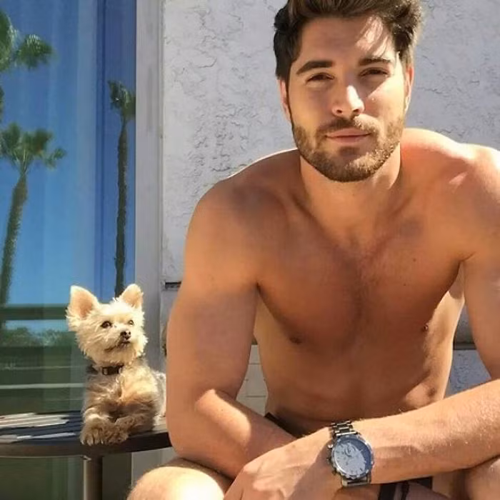 Rất nhiều bạn trẻ bảnh bao tạo dáng cùng thú cưng của mình.