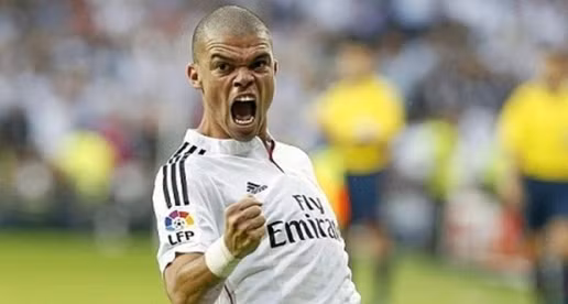Năm 2007, Pepe đã từ giã CLB ở quê hương là Porto để chuyển đến thi đấu cho Real Madrid với số tiền là 25 triệu bảng. Điều này cũng giúp anh lọt vào top những trung vệ đắt giá nhất thế giới. Pepe là một mẫu trung vệ có lối chơi rắn và không ngại va chạm. Không ít lần, anh sẵn trở thành tâm điểm trên sân với những pha vào bóng đến rợn người của mình.