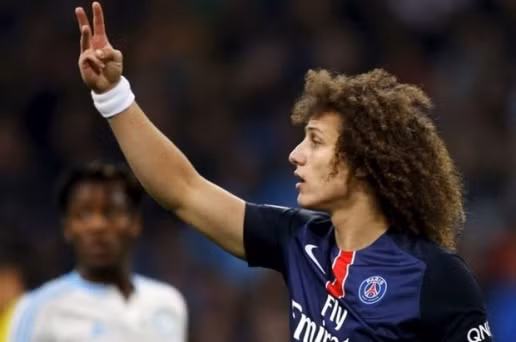 Năm 2014, David Luiz đã khiến cánh báo giới tốn vô vàn giấy mực về mình khi cập bến PSG với giá 50 triệu bảng từ Chelsea và trở thành trung vệ đắt giá nhất thế giới. Khi đó, nhiều người cho rằng PSG đã quá điên rồ khi để Chelsea làm giá bởi với số tiền đó họ có thể mang một cặp trung vệ tốt hơn nhiều về sân Công viên các hoàng tử. Ảnh: Goal.