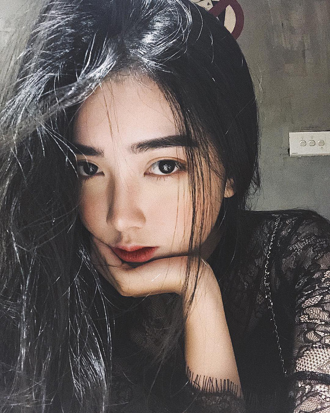 Đôi mắt to tròn, sống mũi cao, làn da trắng sứ khiến Hà Trang nổi bật không kém hot girl nào trên MXH.