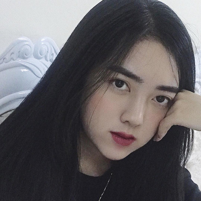 Hà Trang hiện đang là sinh viên ĐH Mỹ thuật Việt Nam. Tuy không phải một cái tên nổi tiếng trên MXH nhưng cô nàng này cũng sở hữu nhan sắc không phải dạng vừa.