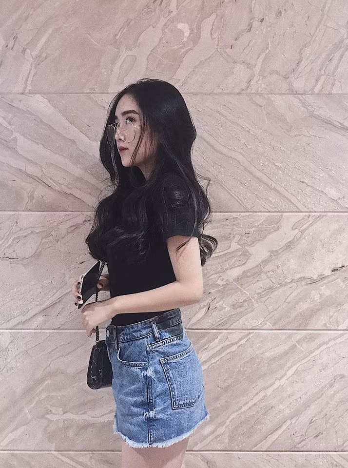 Ngoài gương mặt xinh xắn, Hà Trang còn gây ấn tượng với vóc dáng vô cùng nóng bỏng.