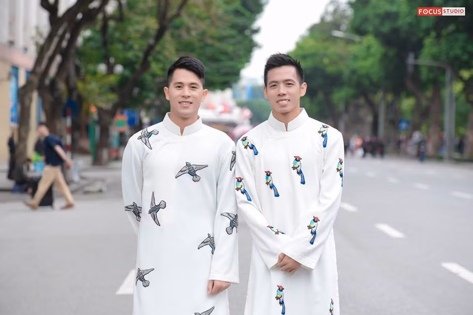 Một vài ngày trước khi lên đường sang Hàn Quốc chữa trị chấn thương, Trọng "ỉn" gây sốt khi xuất hiện trên phố đi bộ Hồ Gươm với bộ áo dài màu trắng cực điển trai.