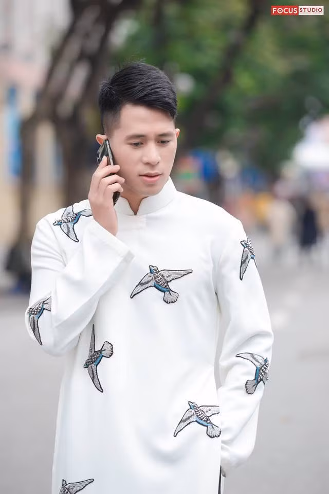 Nói về độ đẹp trai trong trang phục áo dài không thể không nhắc đến trung vệ Trần Đình Trọng.