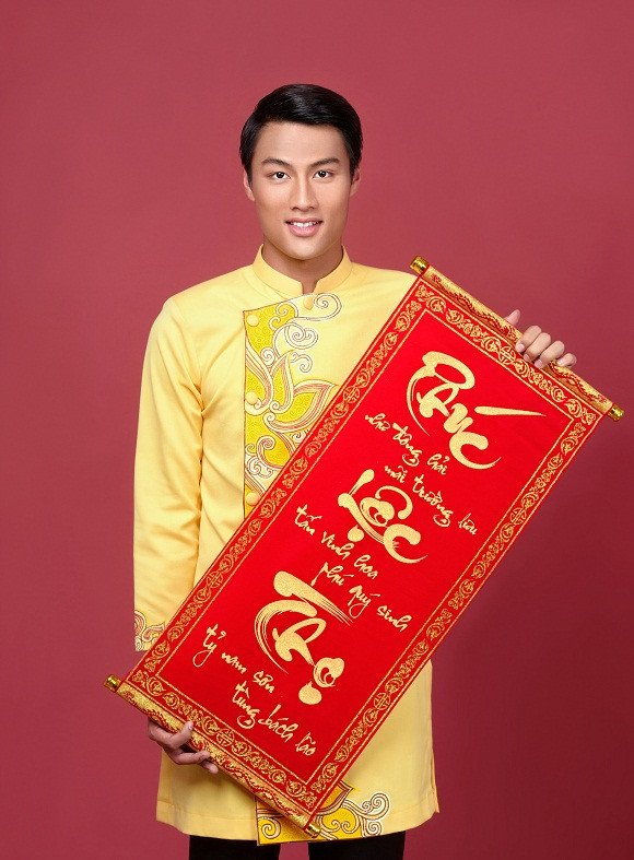 Cách đây không lâu, Mạc Hồng Quân cũng từng diện áo dài trong bộ ảnh chúc mừng Tết của mình.