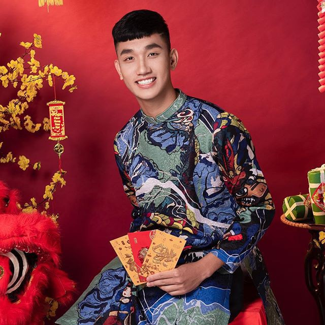 Ngày Tết, chàng hot boy của đội tuyển Việt Nam là Nguyễn Trọng Đại cũng khoe ảnh diện áo dài cách tân cực đẹp.